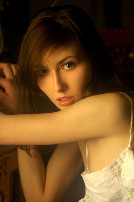 身材苗条的少女 Katya P 露出她的小奶子和小屁股
