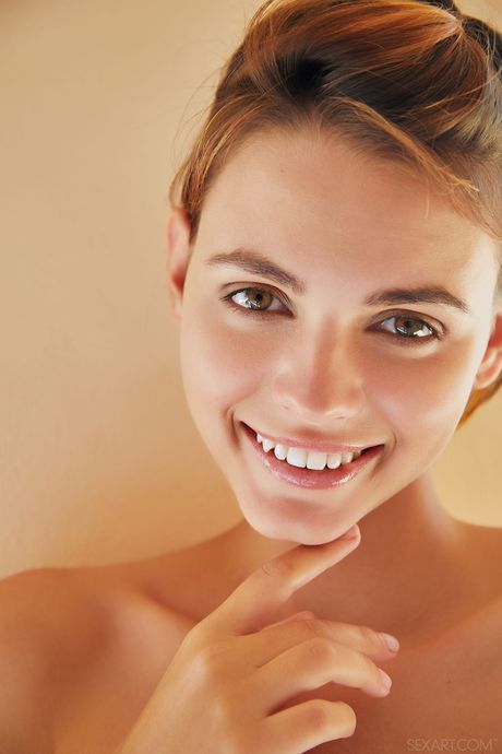 Die engagierende Teenie, die einen Bikini, bevor sie ihre Muschi in einer Wanne fingert
