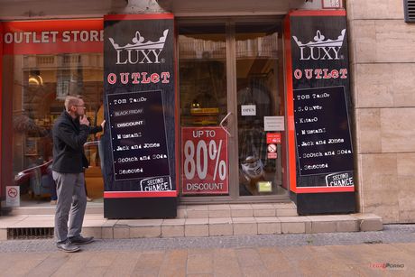 Latina milf Samia Duarte se fait baiser le cul et son visage couvert de sperme
