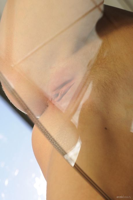 Smukła nastolatka Kasia B pokazuje swoje małe cycki i pozuje nago w solo
