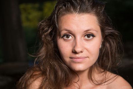 ピュアなティーン、カルメラが浅瀬で全裸モデル
