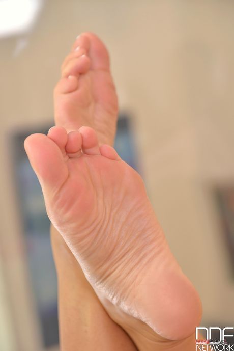 Lesbianas calientes Abbie Cat & Stacey Saran lamer los pies y los coños
