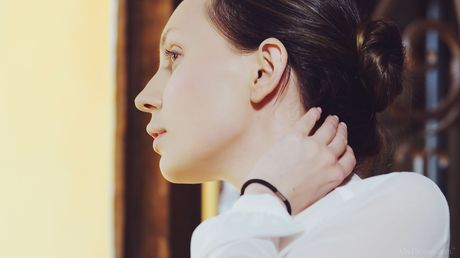 Nataly von e Paula Shy têm sexo lésbico no banheiro
