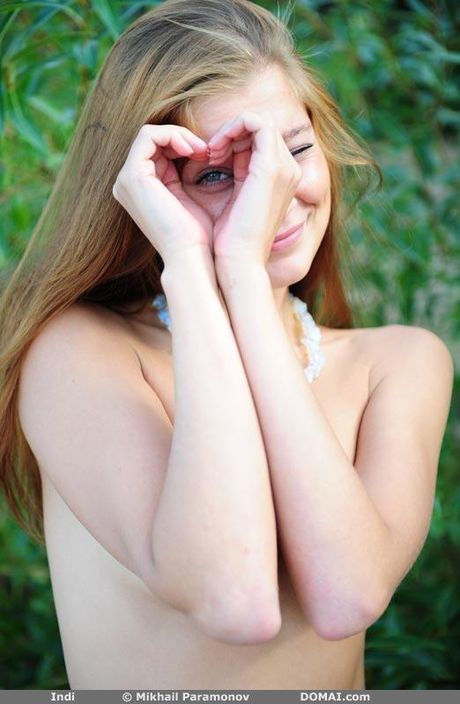 痩せた赤毛のインディが野原で毛布の上でヌードになる。
