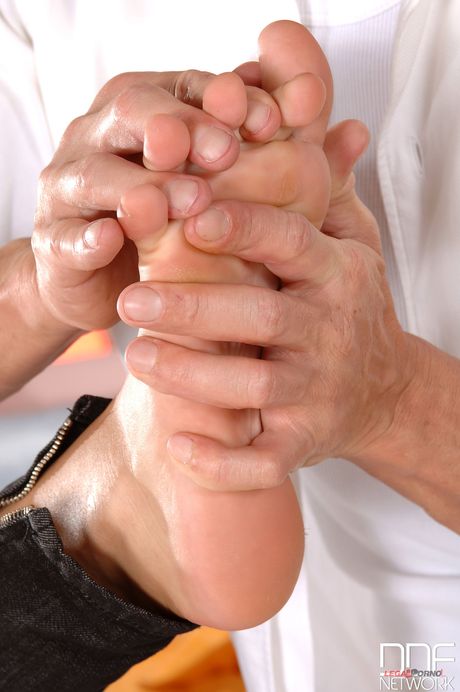 مثير أبي الهنغاري يحصل كات على قدميها وجمل تدليك من قبل مدلك قرنية
