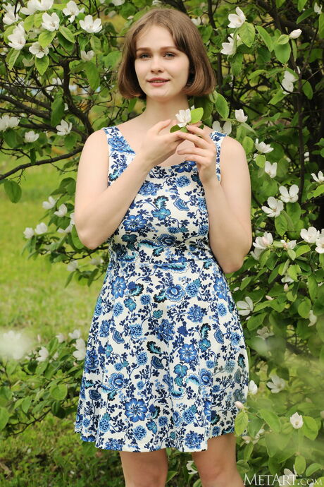 Moreta Teen Aurelia Lu se desnuda en una manta en un jardín
