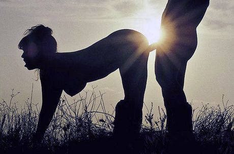 Blonde Milf Jenna Jameson krijgt haar grote nep -tieten aan het spaan na buiten seks
