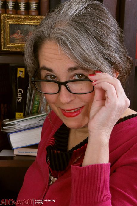 Mature secretary Olivia Olay shows her big ass & her hot mature pussy