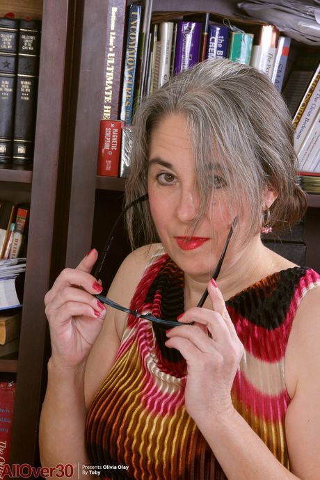 A secretária madura Olivia Olay mostra sua bunda grande e sua buceta quente e madura
