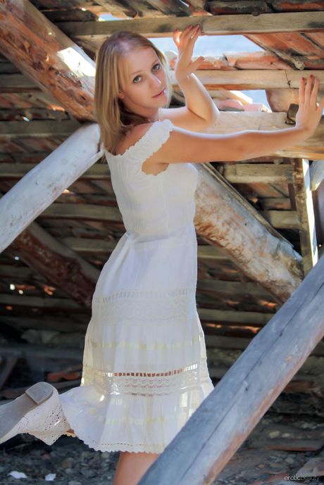 Linda adolescente ilona d Expone sus pequeñas tetas y exhibe un cuerpo perfecto en el bosque
