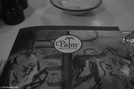 Blond Lesbiska Kelly Wells och Lacie Heart har sex på en soffa i klackarna
