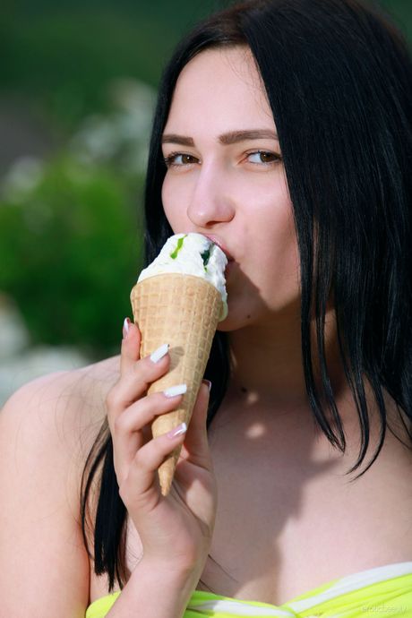 Chuda ukraińska sutie Indiana Blanc pozuje nago na zewnątrz i pokazuje swoje dziury
