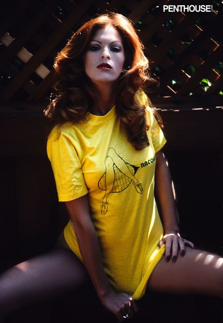 Sexy rødhårete Victoria Lynn Johnson strips og viser hennes varme kropp
