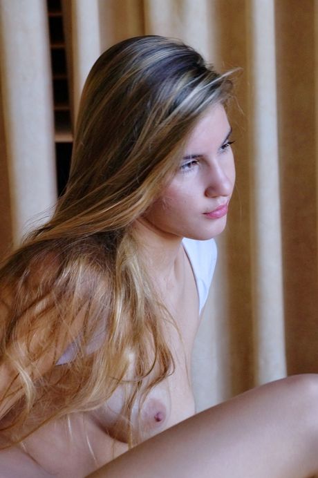 Tatiana هو جمال مذهل مع جسم نحيف ووجه حلو
