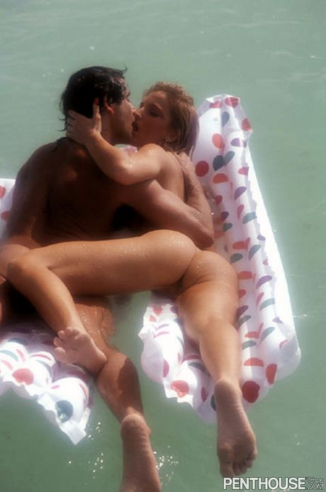 Blonde Centerfold Janine Lindemulder recebe sua twat lambida e perfurada na praia
