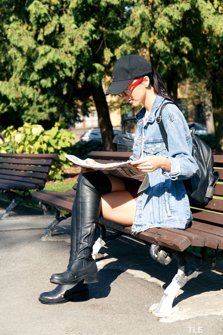 索菲亚-Z 脱下红色内衣，露出苗条身材和阴部
