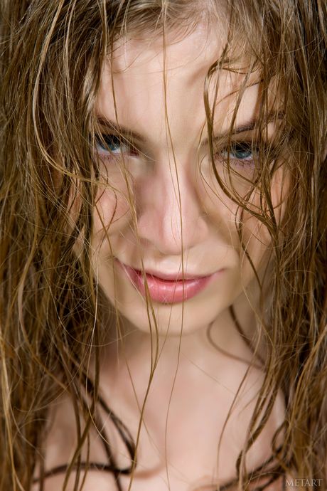 A adolescente perfeita Flavia A remove sua lingerie para posar nua em um banheiro
