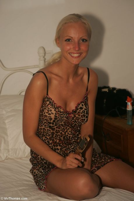 Adolescentes loiros Jenni A e Heather Wild Remove lingerie e botas para posar nuas
