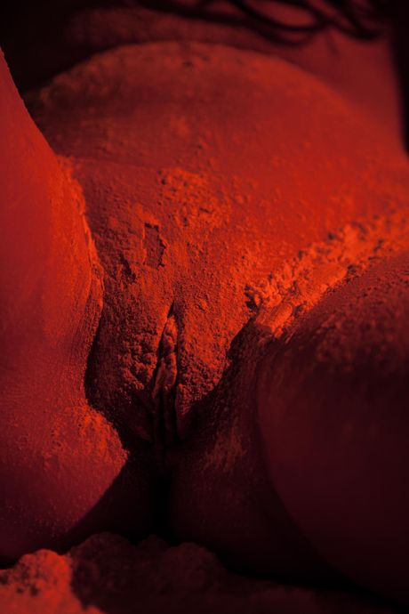 Menina nua Andrea P Strikes Great Solo poses em uma praia de areia
