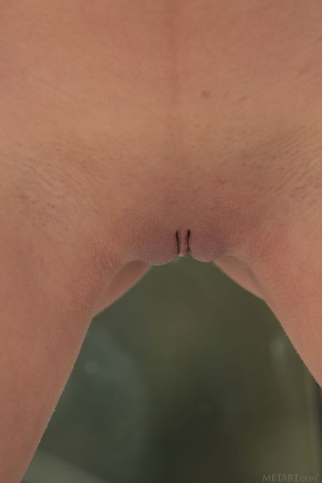 Gata tcheco magna Paula tímida despindo e posando nua no jardim
