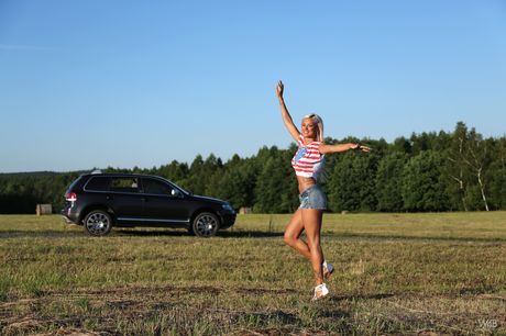Hete tiener Ashley Bulgari wordt helemaal naakt op een deken in een achtertuin
