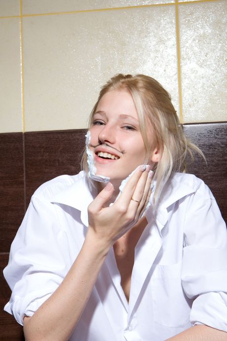 Ukrainsk modell Mila Jeg blir naken og poserer på badet
