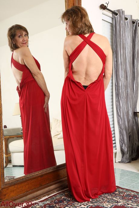 Mature blonde Elle Denay shows her big ass and spreads her pussy