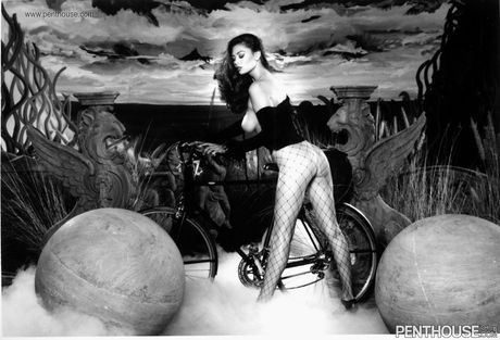 Sexy Asian Tera Patrick revela sus grandes tetas y juguete su coño cachondo
