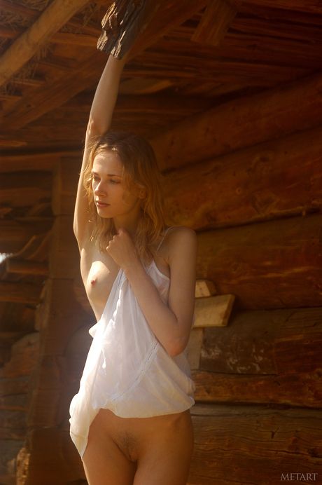 Skinny Blonde Olya M Streifen in ihren Hut und demonstriert ihre kleinen Titten im Freien
