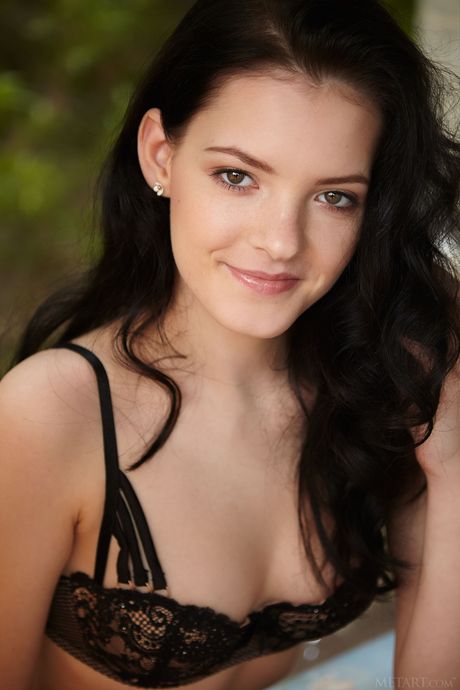 苗条少女阿妮-达令脱下内衣，展示她的小乳房和小屁股
