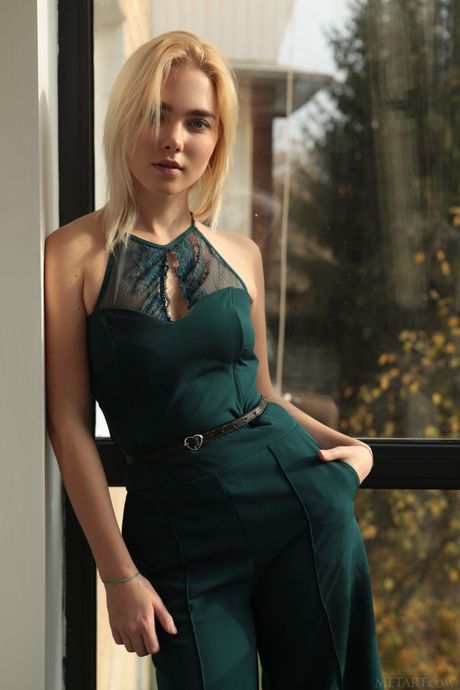 Lean Teen Scarlet entfernt ihre Dessous und posiert nackt
