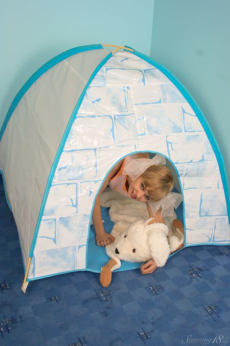 Barely legal girl Cindy B gets naked in a confident fashion