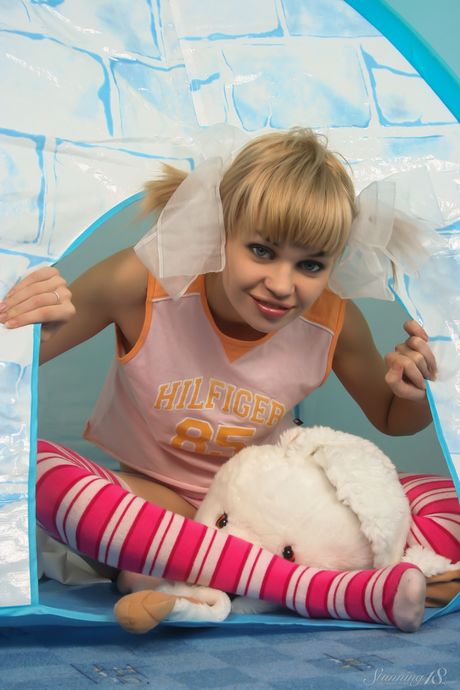 Barely legal girl Cindy B gets naked in a confident fashion