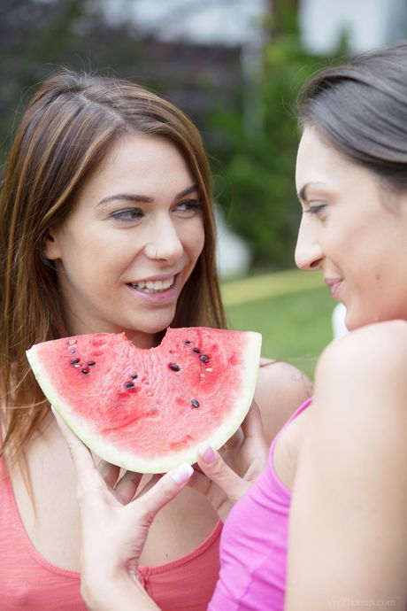 Teen Lesbians Miki Torrez & Ani Blackfox likken elkaars kutje op een patio
