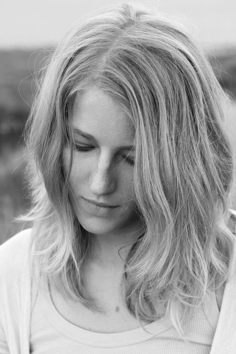 Slank tonåring Mila i remsor och avslöjar hennes nakna form i skogen
