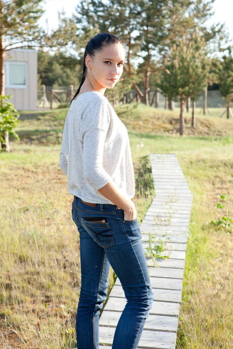 Diana delicada Diana G exibe seus peitos minúsculos e poses nus
