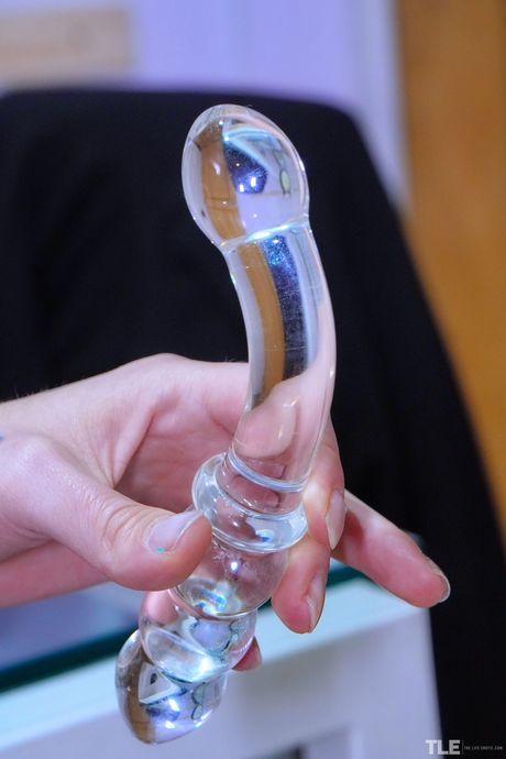 Lucía A está en problemas. Se ordenó el sumiso muy tatuado y perforado
