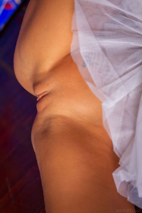 Tynd teen melena a viser hendes fleksibilitet og udgør nøgen
