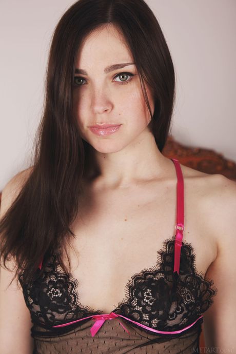 Precious Teen Anita E verwijdert haar lingerie om naakt te poseren in haar slaapkamer
