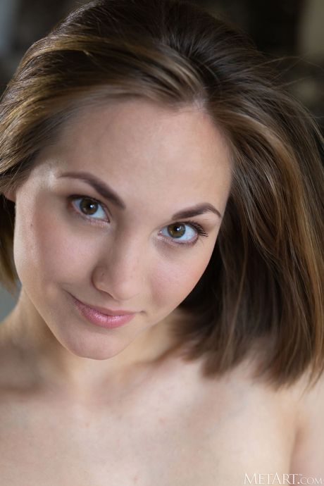 Bedårande tonåring Mira D -remsor med övertygelse under soloåtgärder
