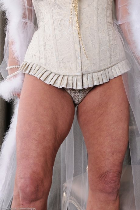 Chubby mature Karen Summer shows her big ass and toys her hairy pussy