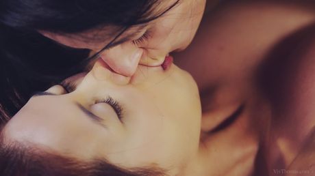 亚洲女同性恋 Lexi Dona 和 Paula Shy 在泳池舔阴前接吻
