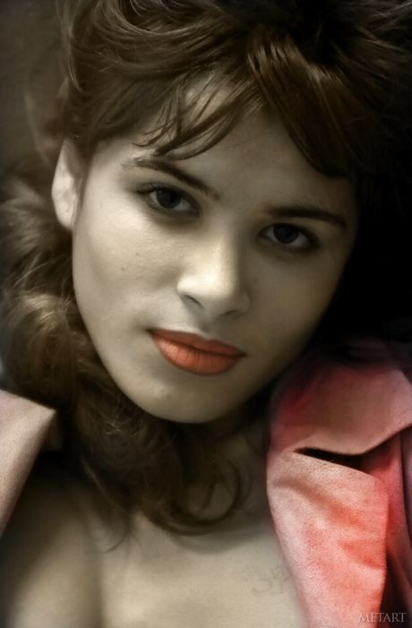 La delgada adolescente Ira G muestra sus pequeñas tetas y su coño peludo
