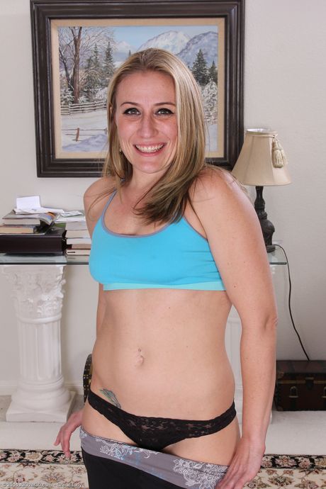 Chance amador maduro mostra sua bunda grande e espalha sua buceta de perto
