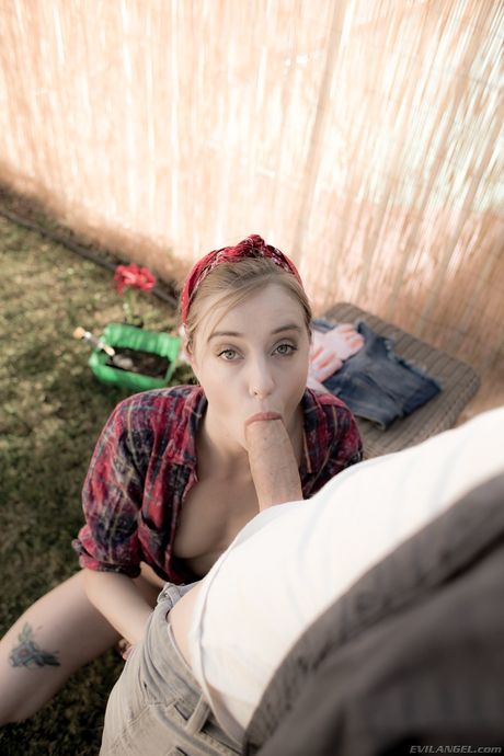 娇小的金发女郎海莉-里德被欧文-格雷舔舐阴部并撸管
