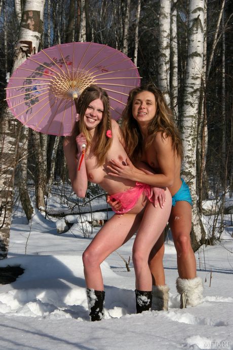 Met Art: Lésbicas gostosas kelly a & olesya uma pose nua em um campo de flores silvestres