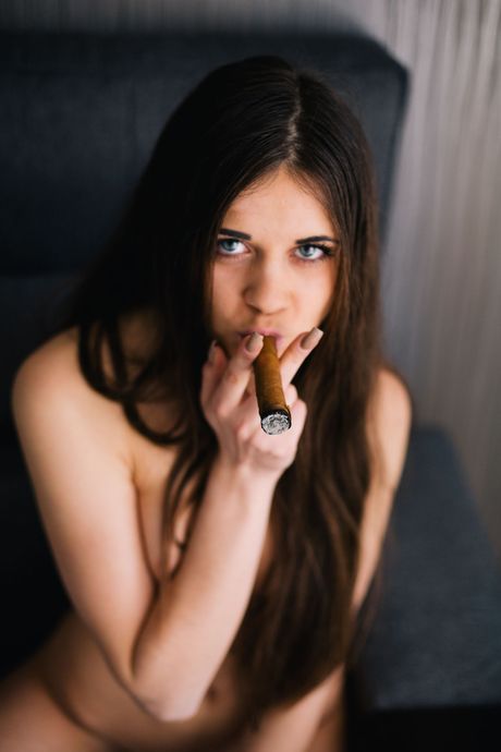 يزيل المراهق الساحر Etna ملابسها الداخلية لتشكل عارية في غرفة دخان