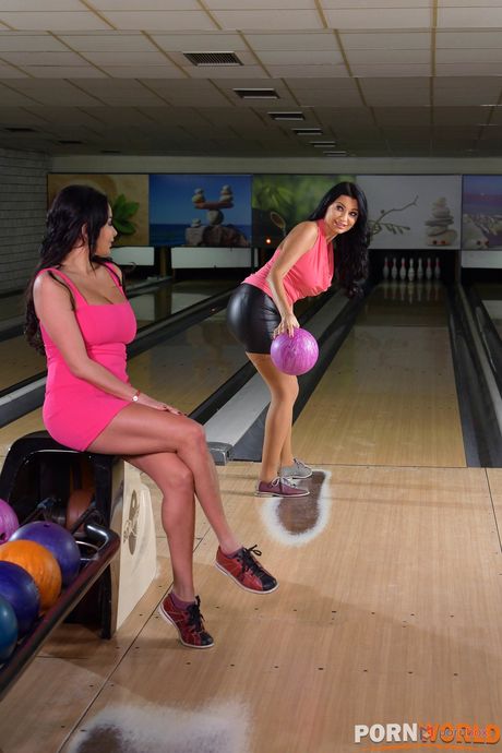 Hot Babes Anissa Kate en Ania Kinski krijgen hun gaten vastgelopen in een 3Some
