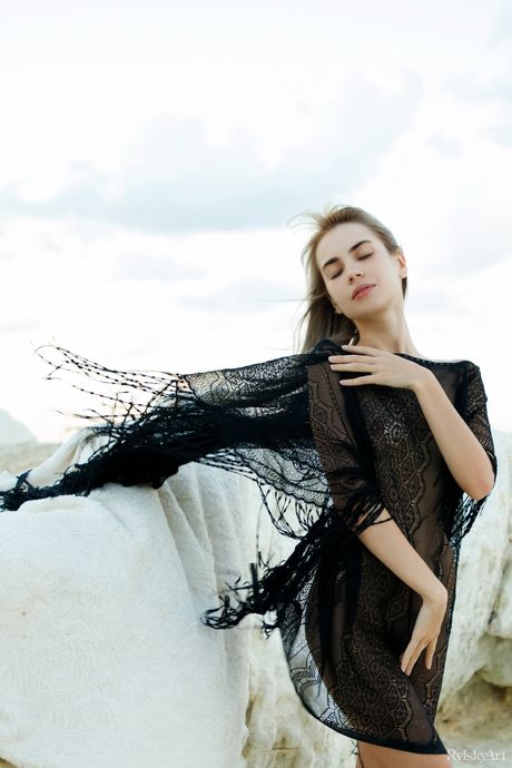 بريء في سن المراهقة Sofy Bee يحصل عارية على قطعة من العشب بنفسها
