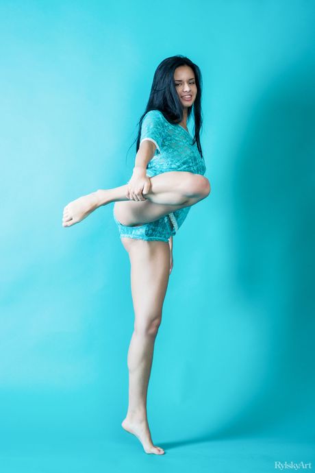 Sexy Latina teen Carmen Summer demonstrates her tiny tits and poses naked